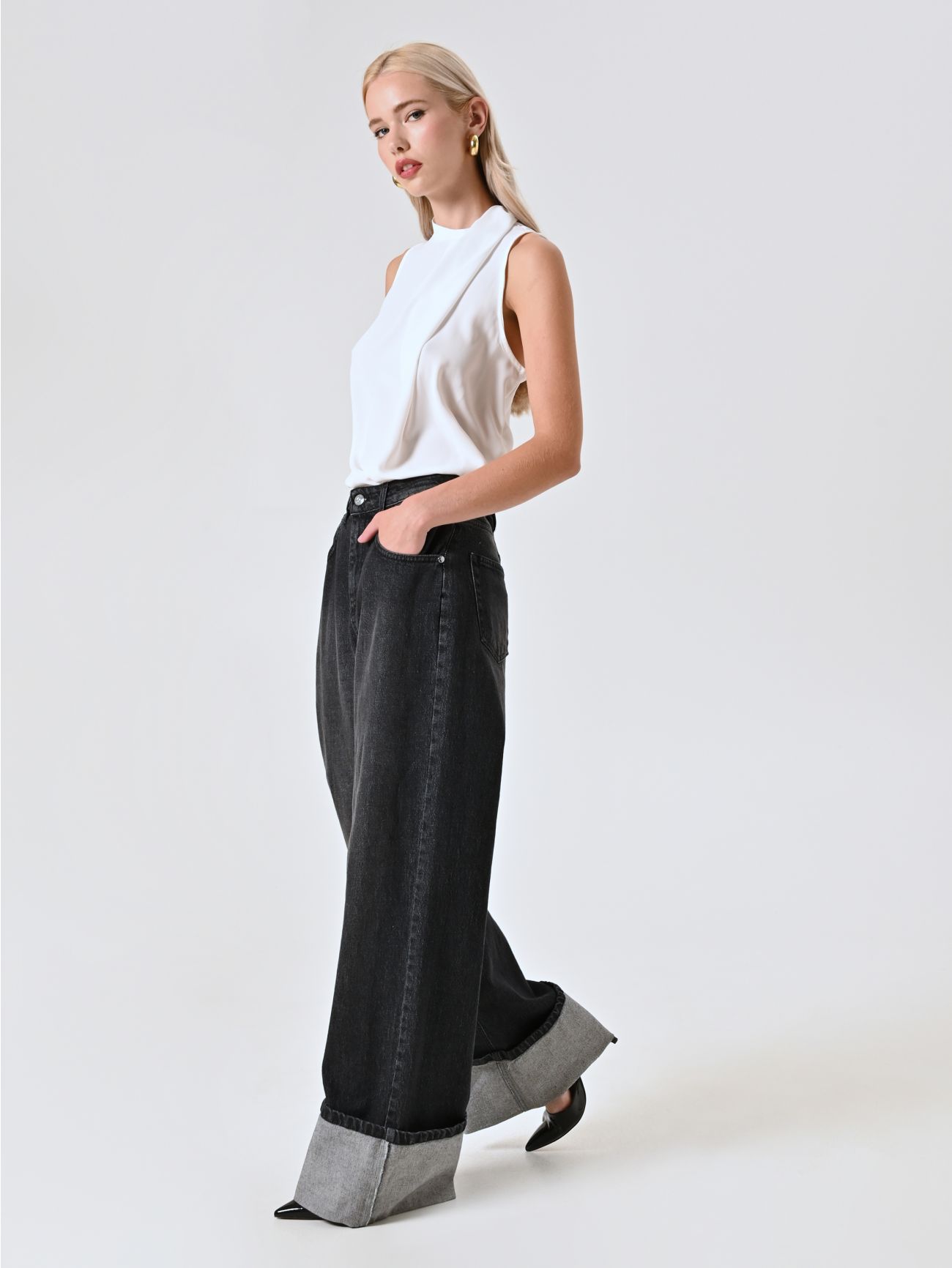 Jeans negros de corte fluido in_i7