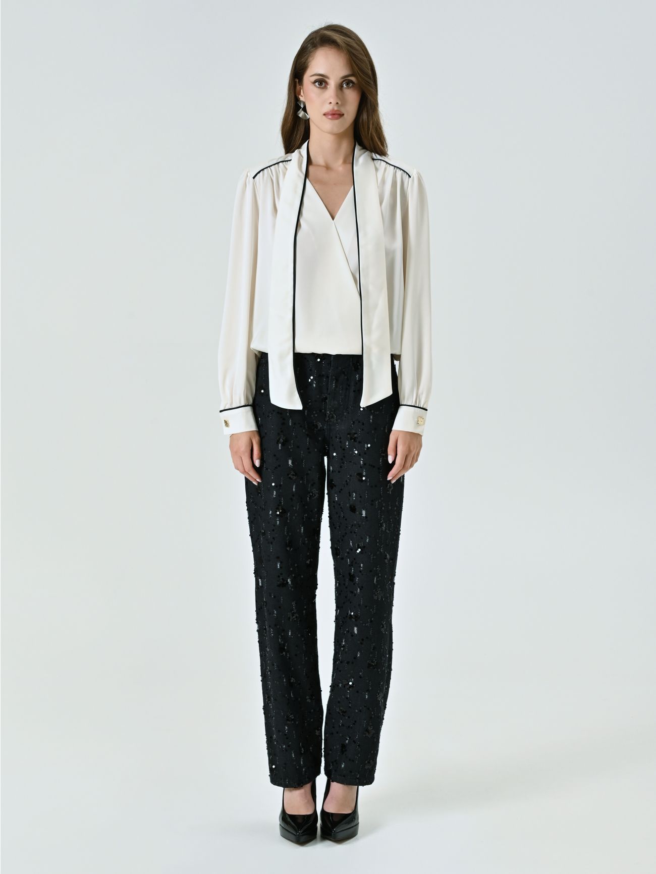 Blouse blanche avec liseré noir det_1