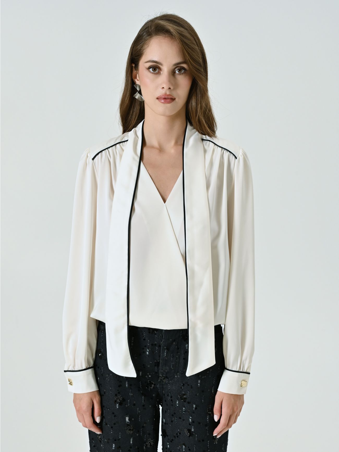 Blouse blanche avec liseré noir det_2