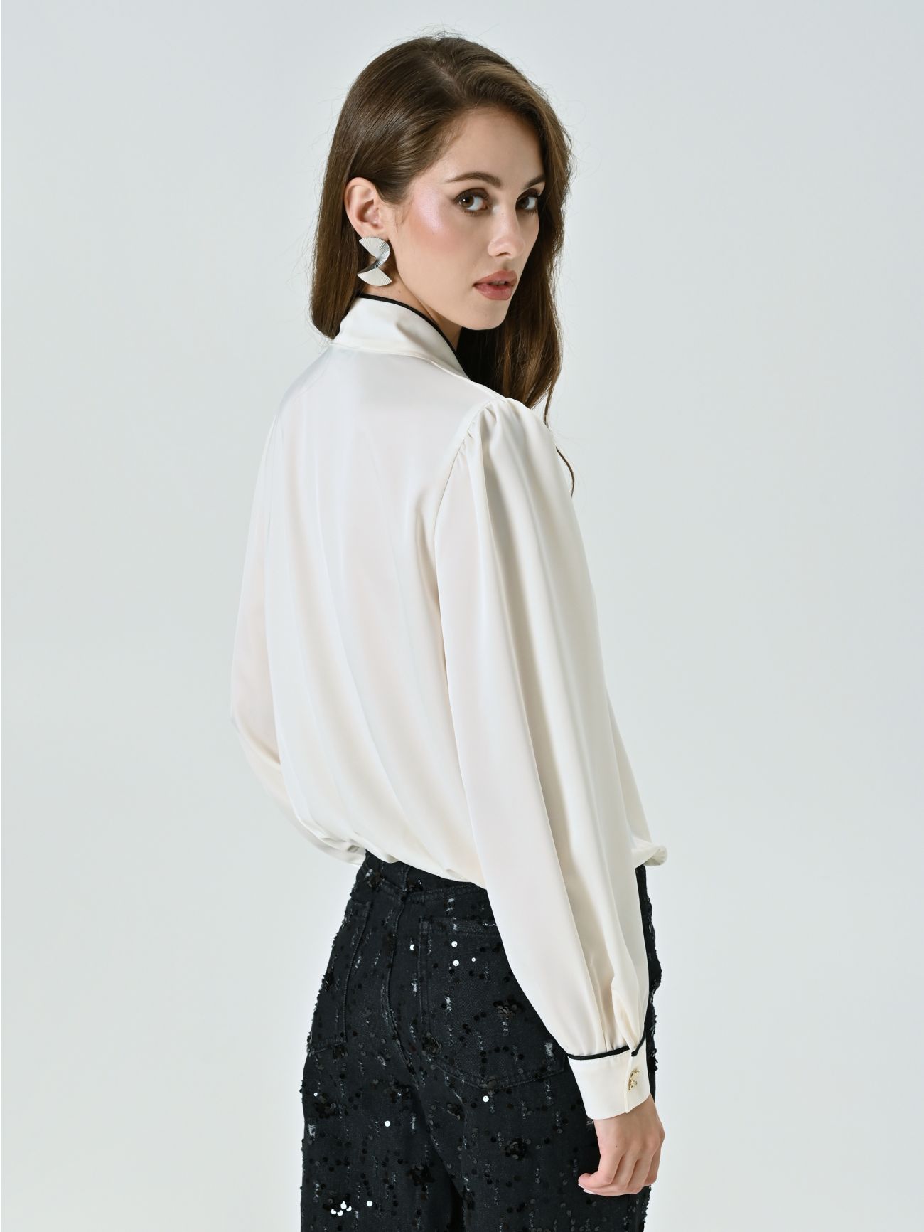 Blouse blanche avec liseré noir det_3