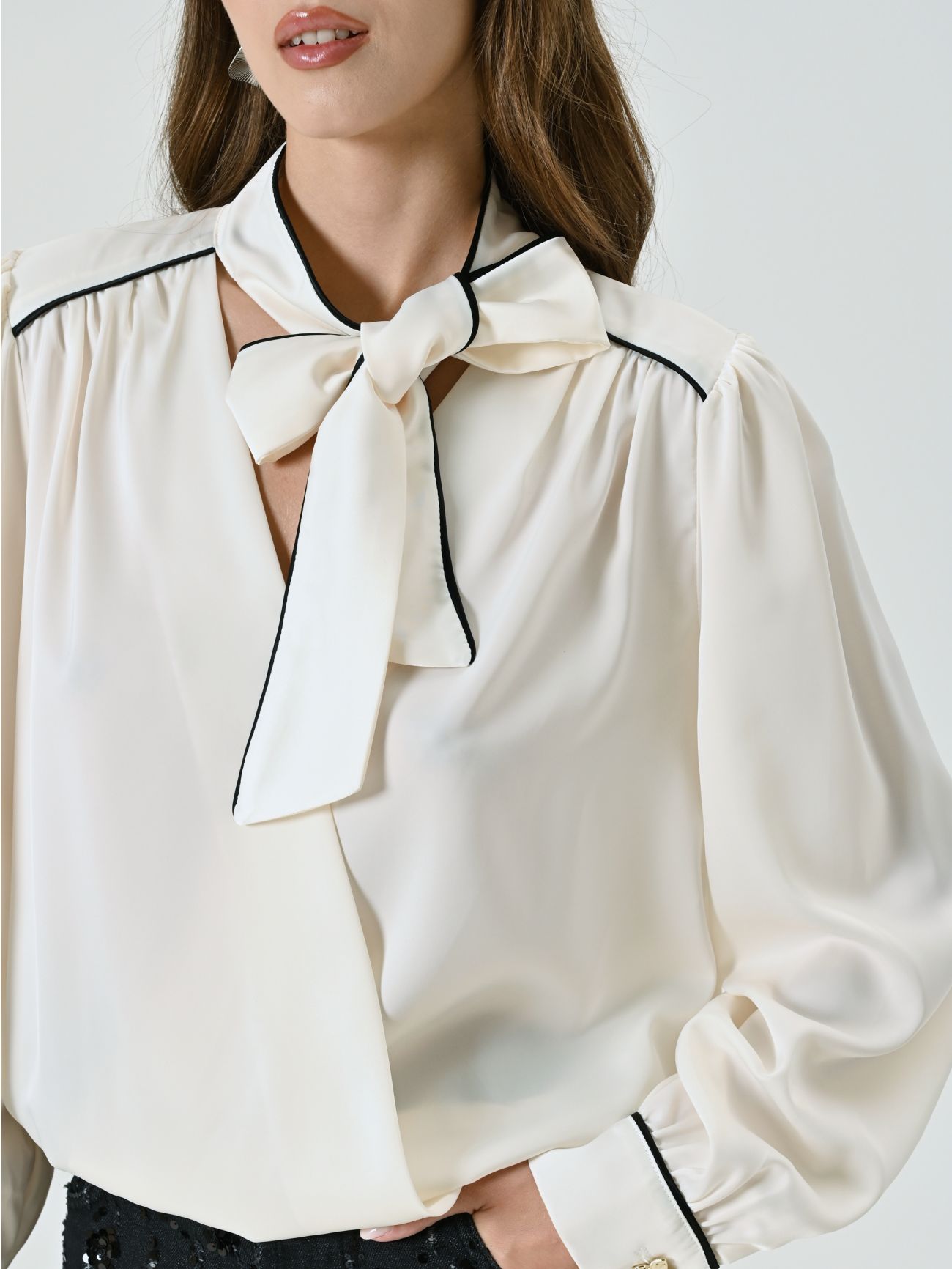 Blouse blanche avec liseré noir in_i5