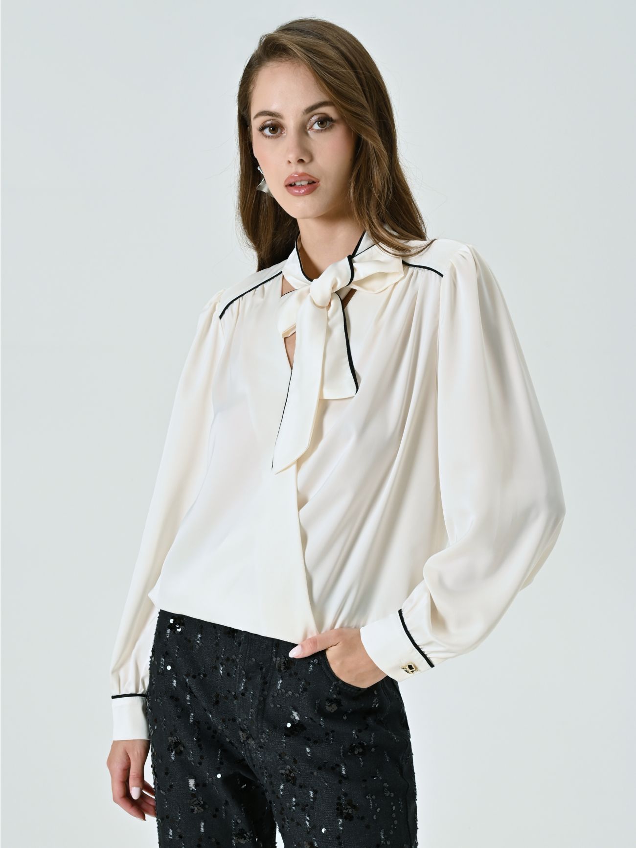 Blouse blanche avec liseré noir in_i7