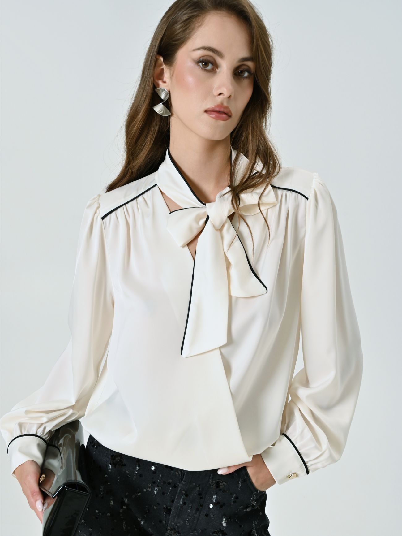 Blouse blanche avec liseré noir  Rinascimento