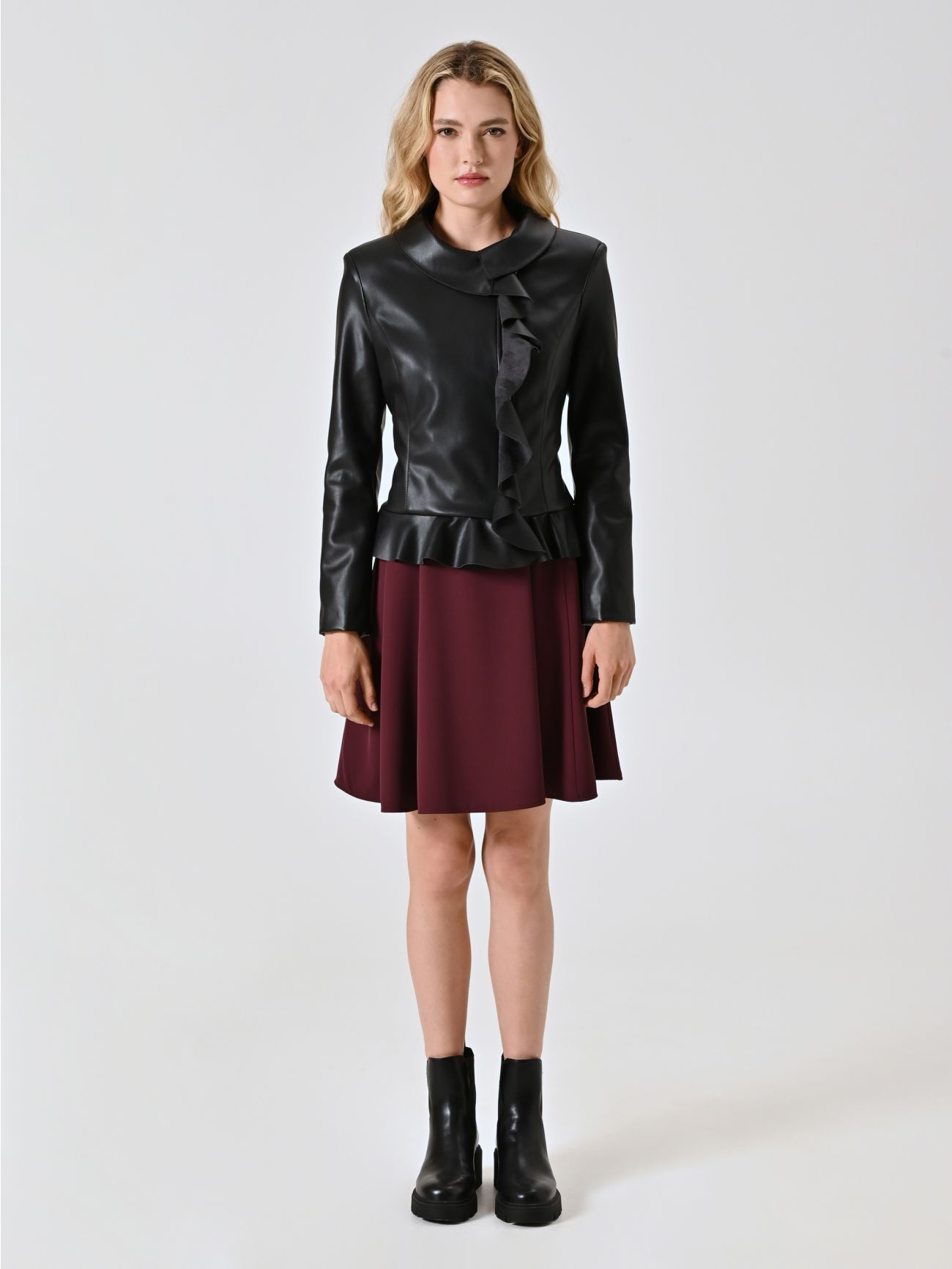 Schwarze Jacke aus Kunstleder mit Rüschen und umgeschlagenem Kragen det_1