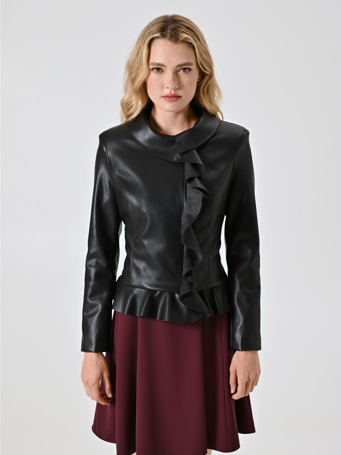 Schwarze Jacke aus Kunstleder mit Rüschen und umgeschlagenem Kragen det_2