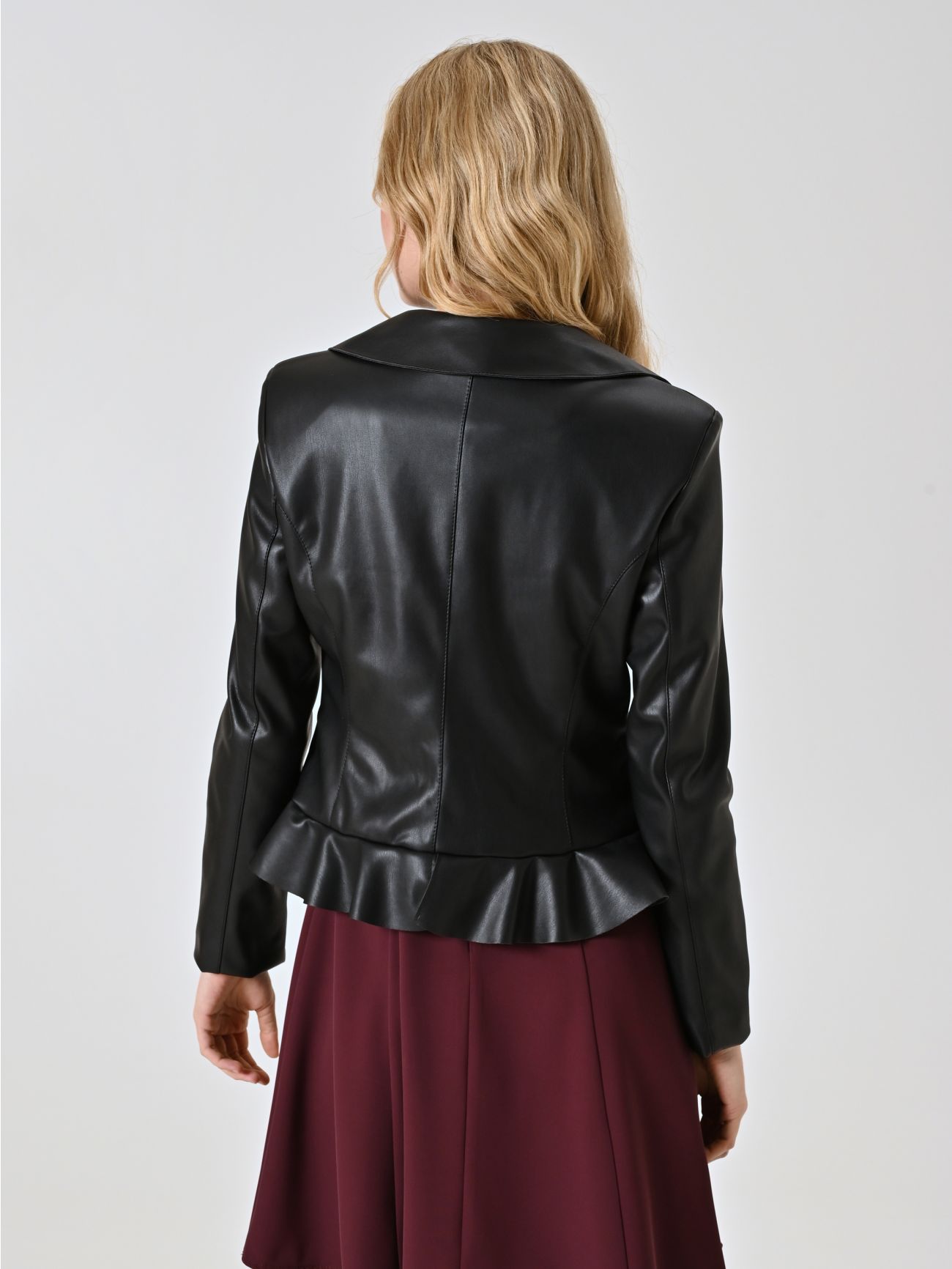 Schwarze Jacke aus Kunstleder mit Rüschen und umgeschlagenem Kragen det_3