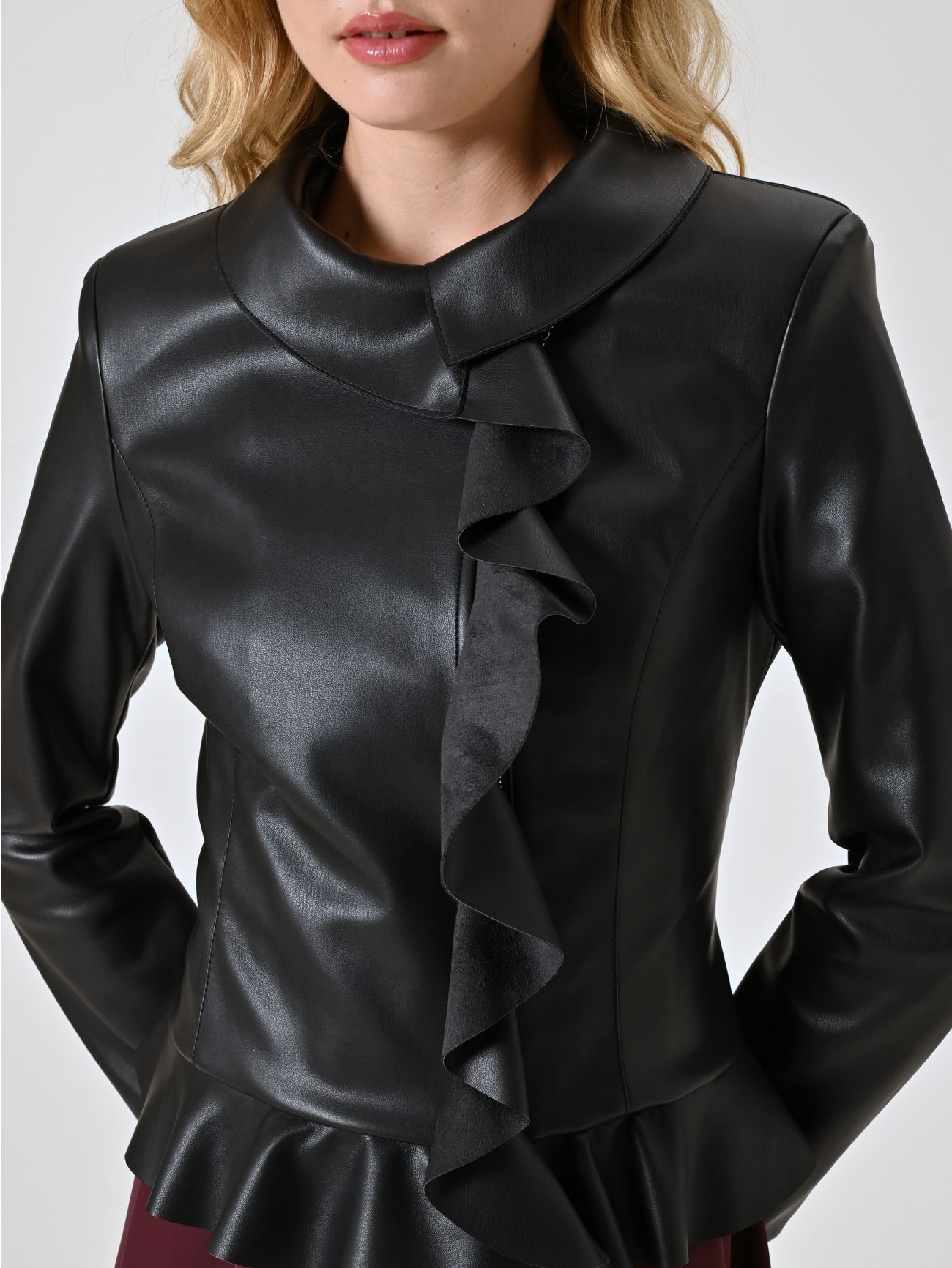 Schwarze Jacke aus Kunstleder mit Rüschen und umgeschlagenem Kragen in_i5