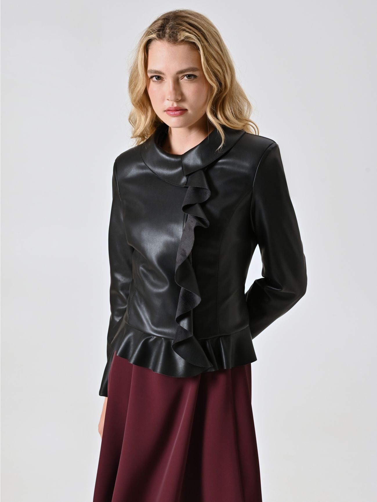 Schwarze Jacke aus Kunstleder mit Rüschen und umgeschlagenem Kragen in_i7