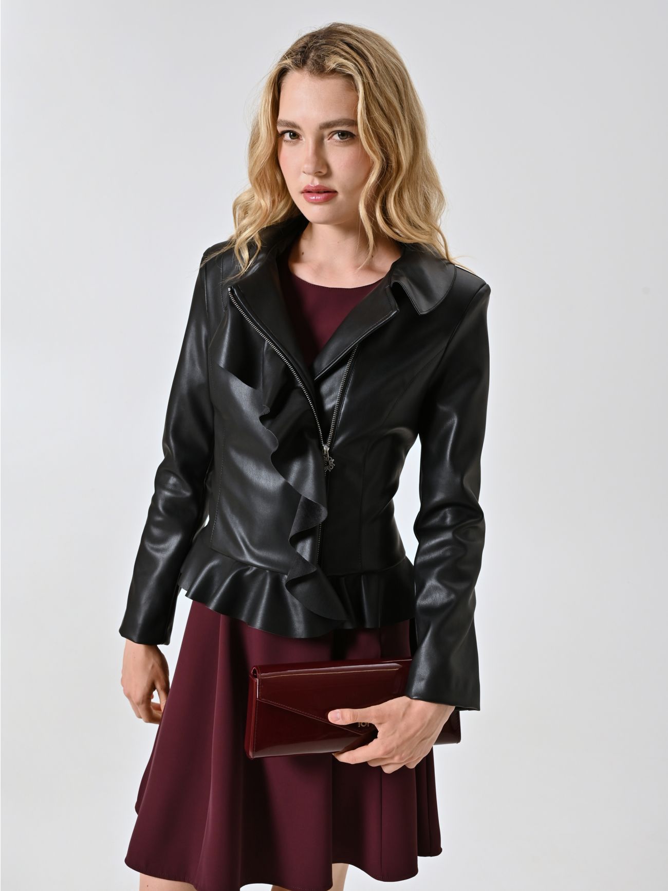 Schwarze Jacke aus Kunstleder mit Rüschen und umgeschlagenem Kragen sp_e1