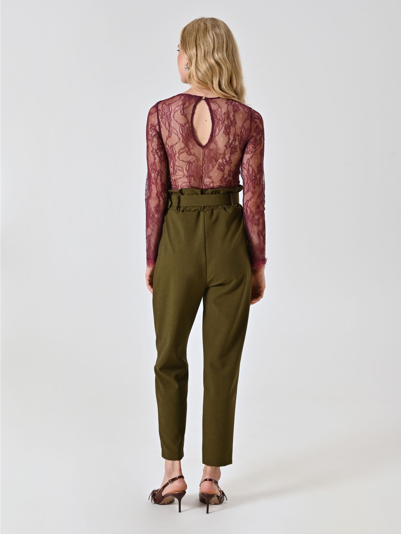Karottenhose in Militärgrün det_3