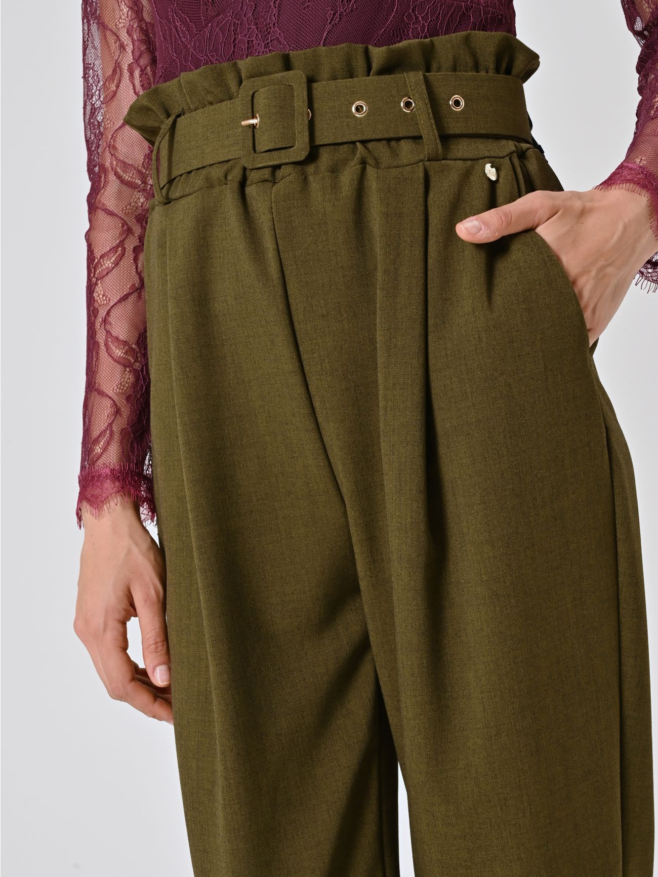 Karottenhose in Militärgrün in_i5
