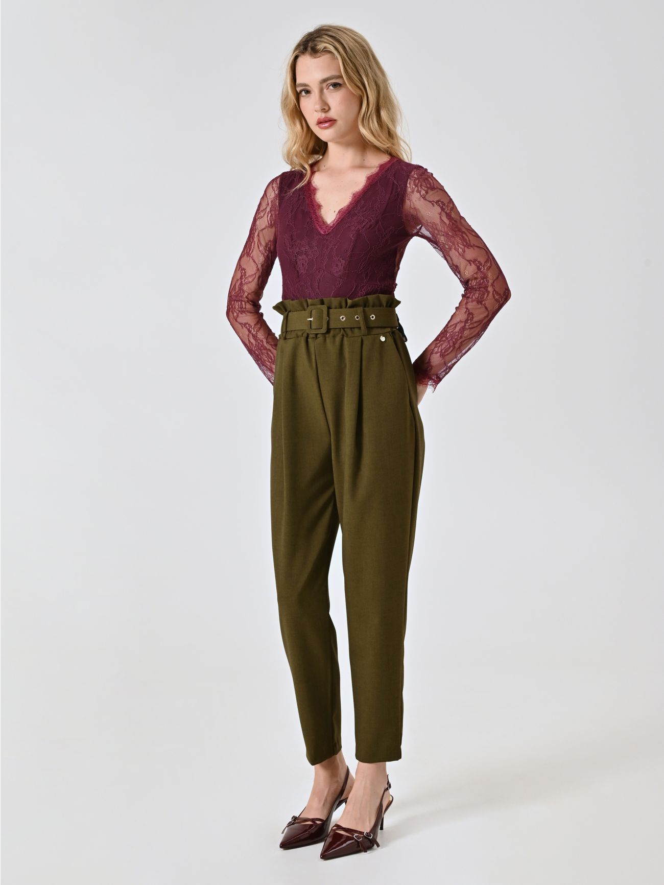 Karottenhose in Militärgrün in_i7