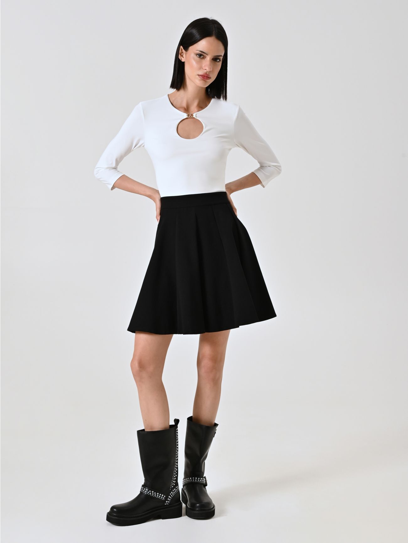 Zweifarbiges Kleid mit Tellerrock in_i7