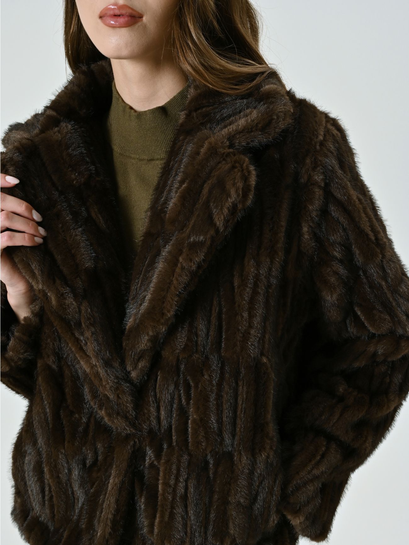 Kurze Jacke mit Pelzeffekt in_i5