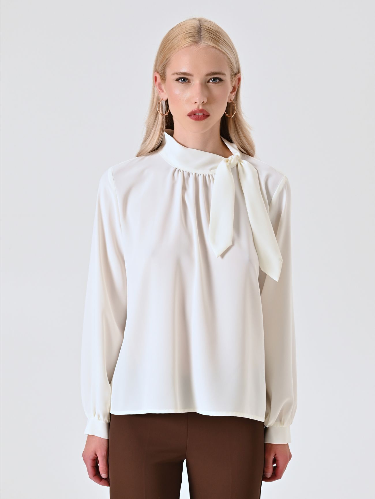 Blusa Bianca con Fiocco det_2