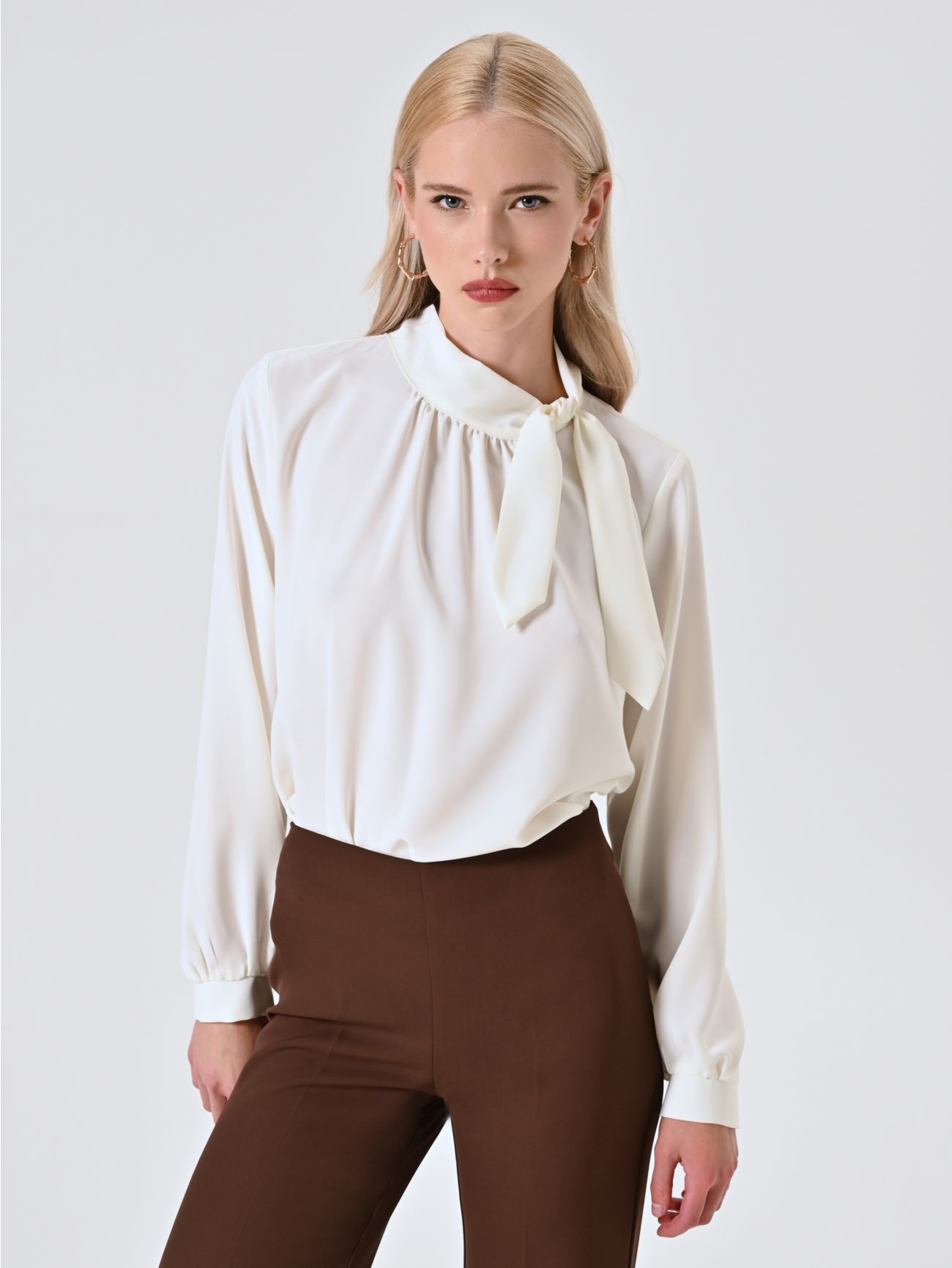 Blusa Bianca con Fiocco in_i7