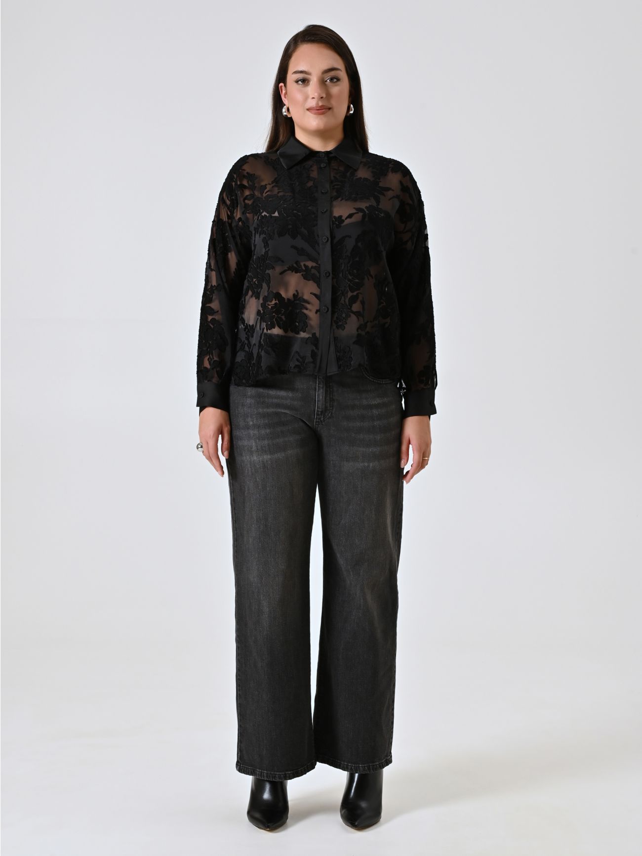 Black Curvy Shirt in Georgette Flower Embroidery det_1