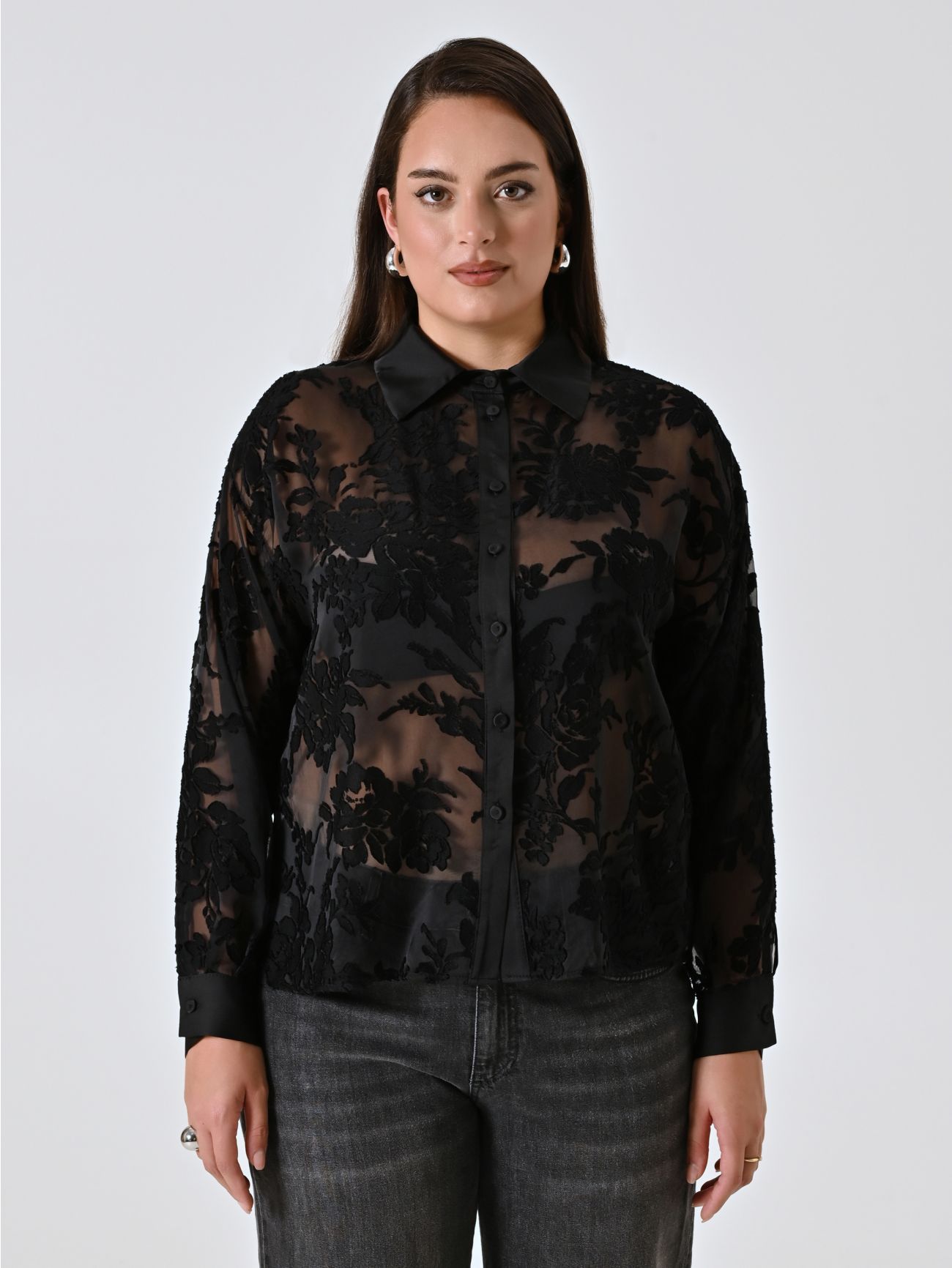 Black Curvy Shirt in Georgette Flower Embroidery det_2