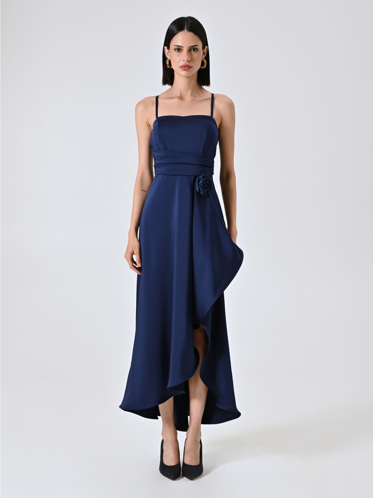 High-Low-Kleid in Marineblau aus Satin det_1