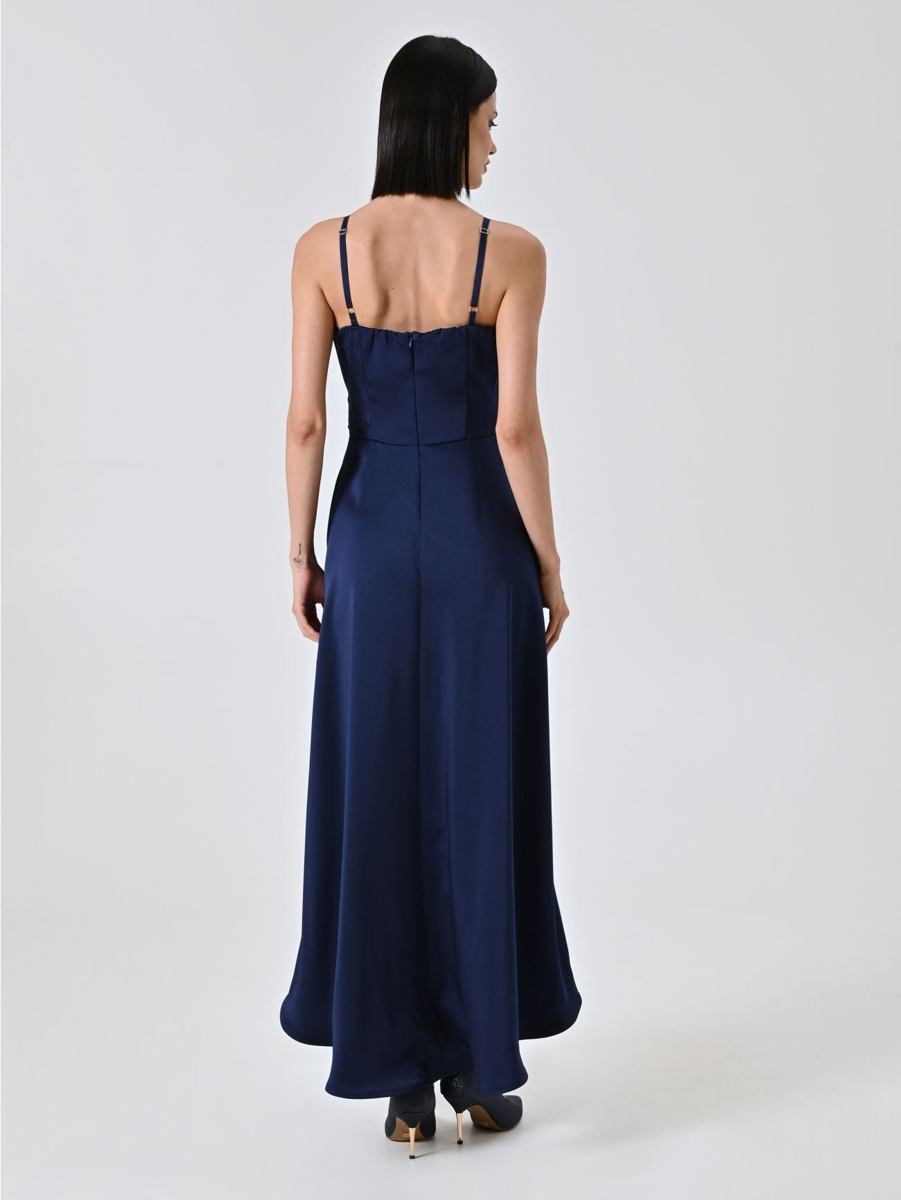 High-Low-Kleid in Marineblau aus Satin det_3