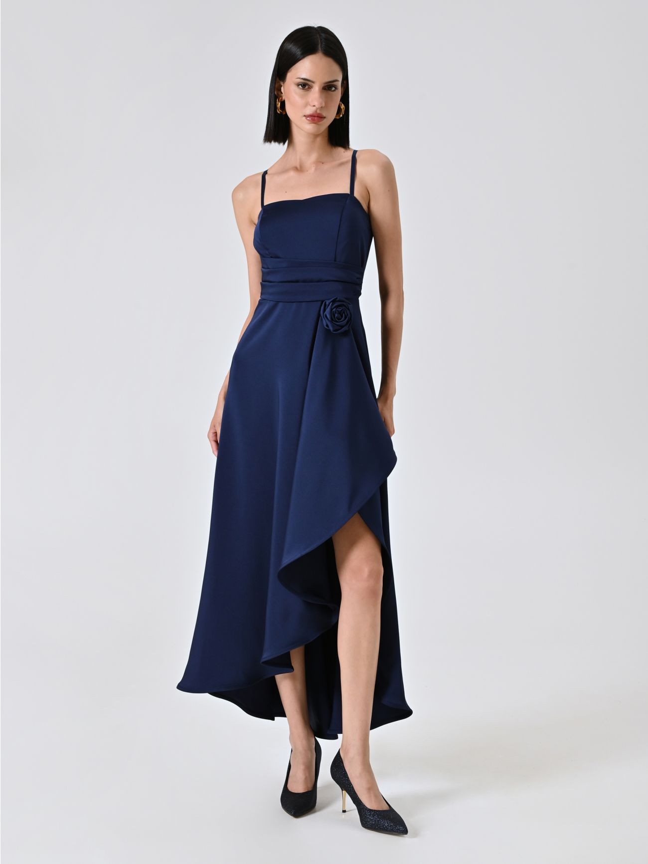 High-Low-Kleid in Marineblau aus Satin in_i7
