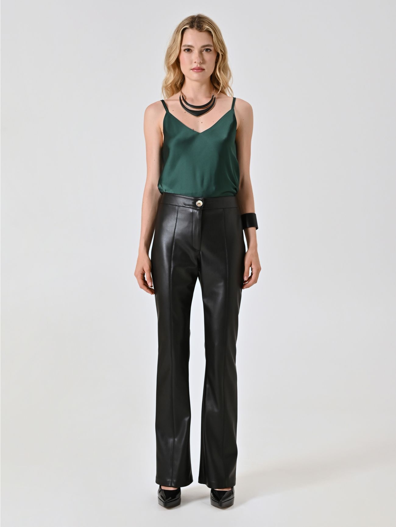 Pantalon en simili-cuir noir det_1