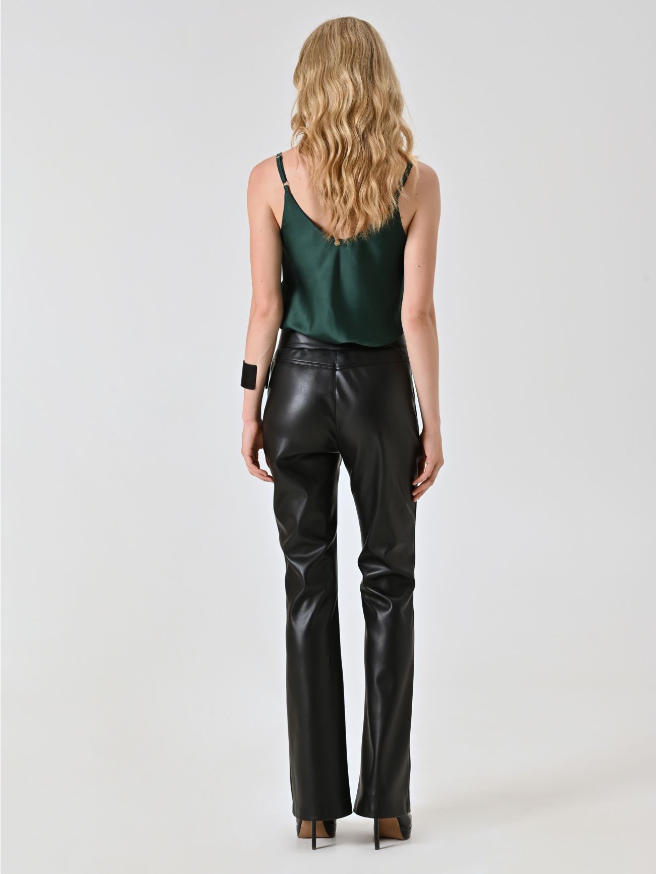 Pantalon en simili-cuir noir det_3