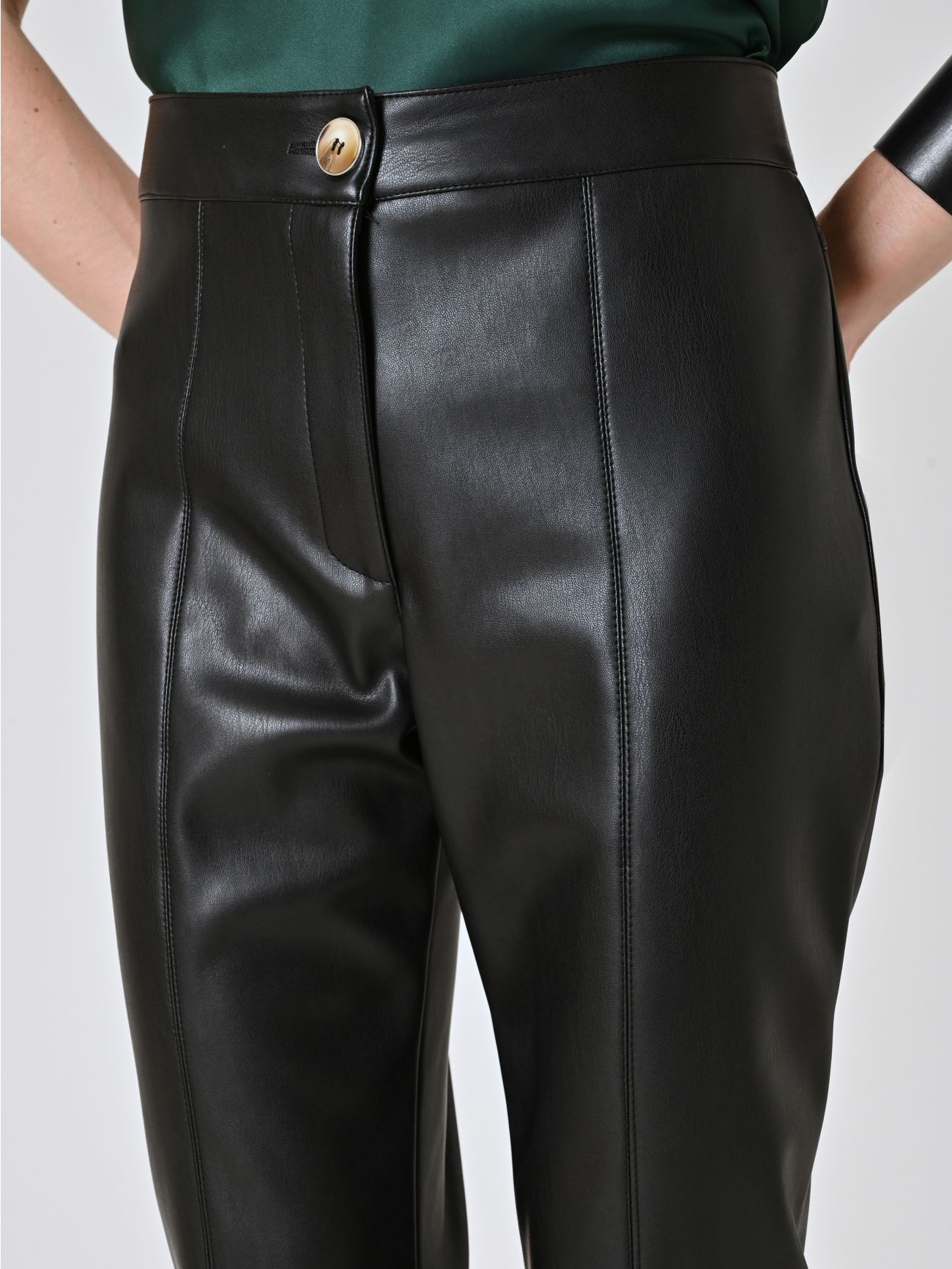 Pantalon en simili-cuir noir in_i5
