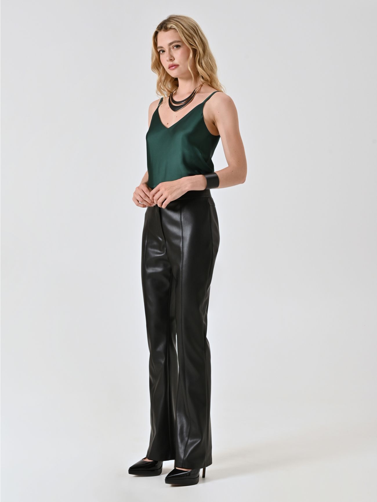 Pantalon en simili-cuir noir in_i7