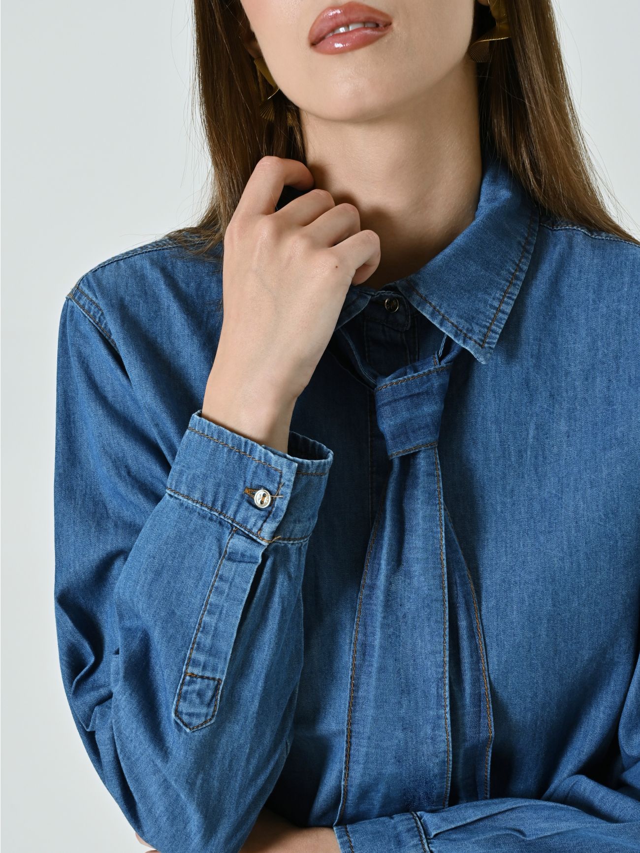 Hemd aus Denim mit abnehmbarer Schleife in_i5