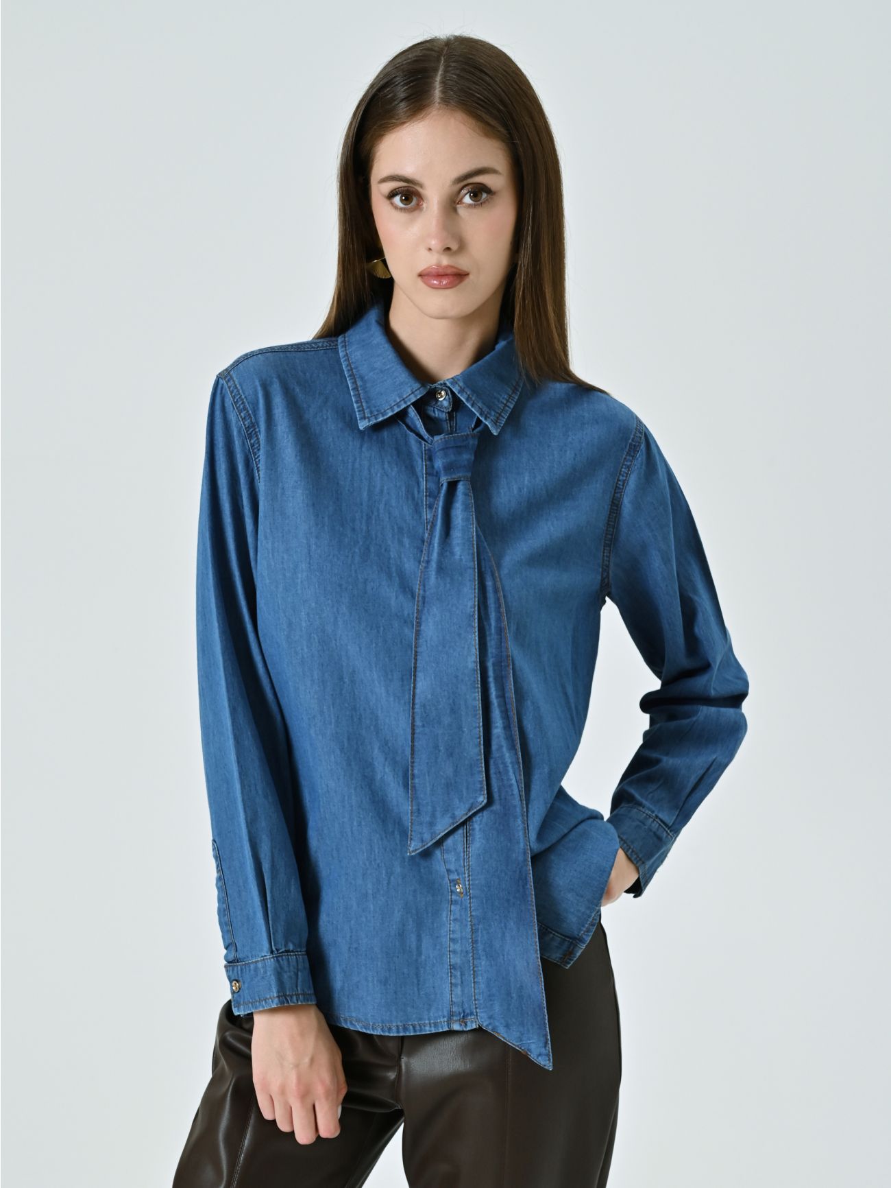 Hemd aus Denim mit abnehmbarer Schleife in_i7