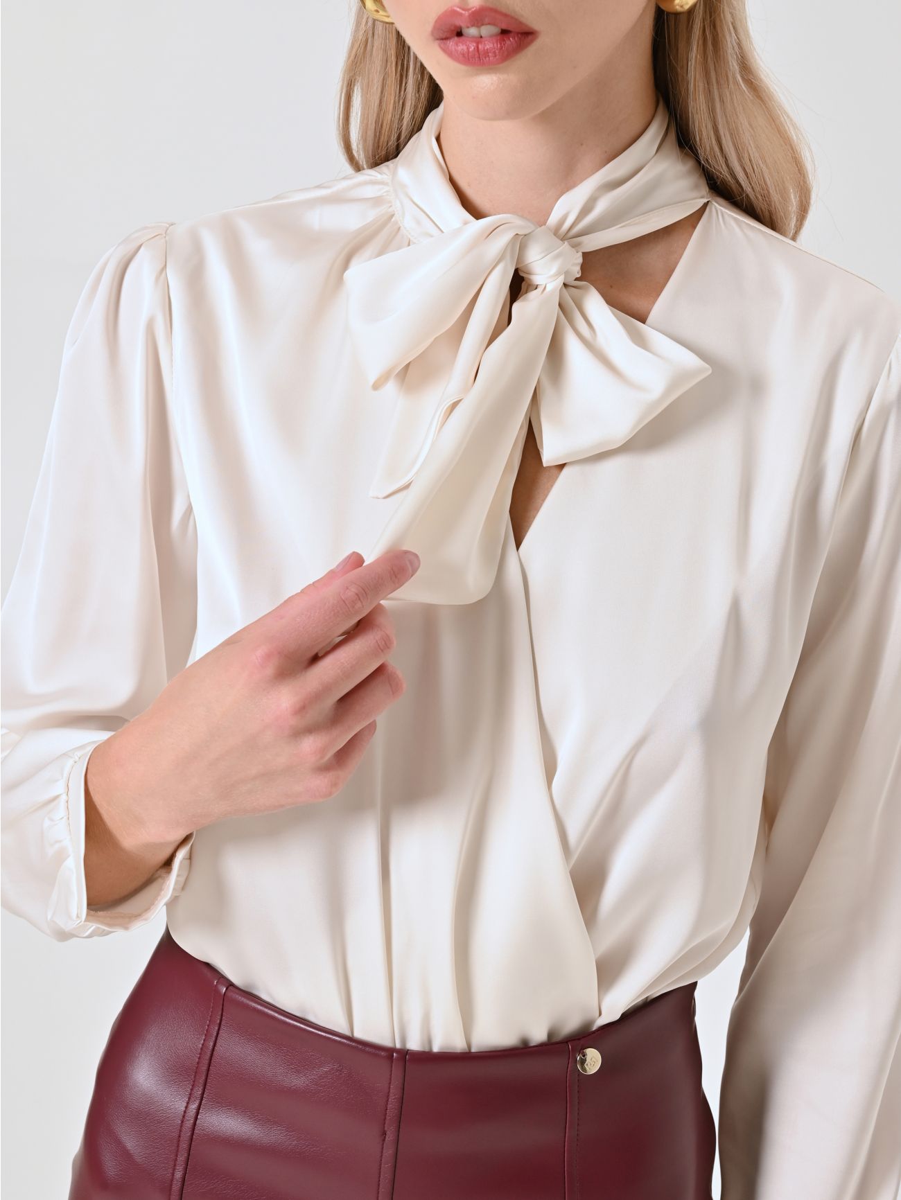 Body-Bluse mit Schleife in Weiß in_i5