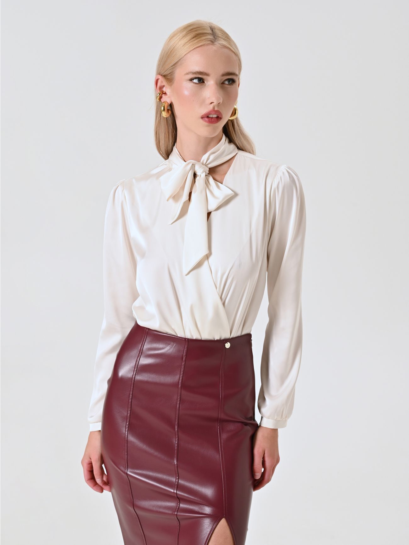Body-Bluse mit Schleife in Weiß in_i7