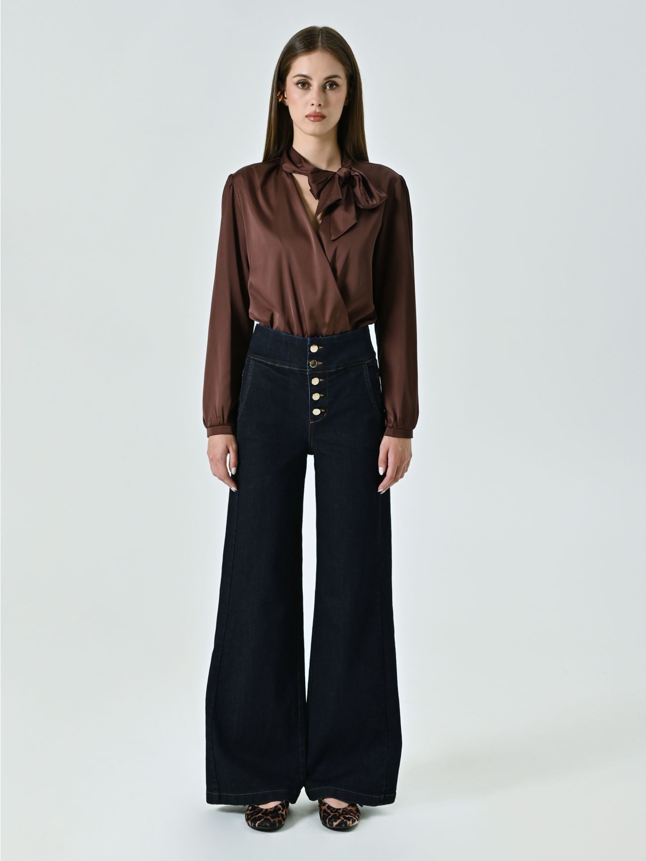 Body-Bluse mit Schleife in Schokoladenbraun 1 Rinascimento Body-Bluse mit Schleife in Schokoladenbraun det_1