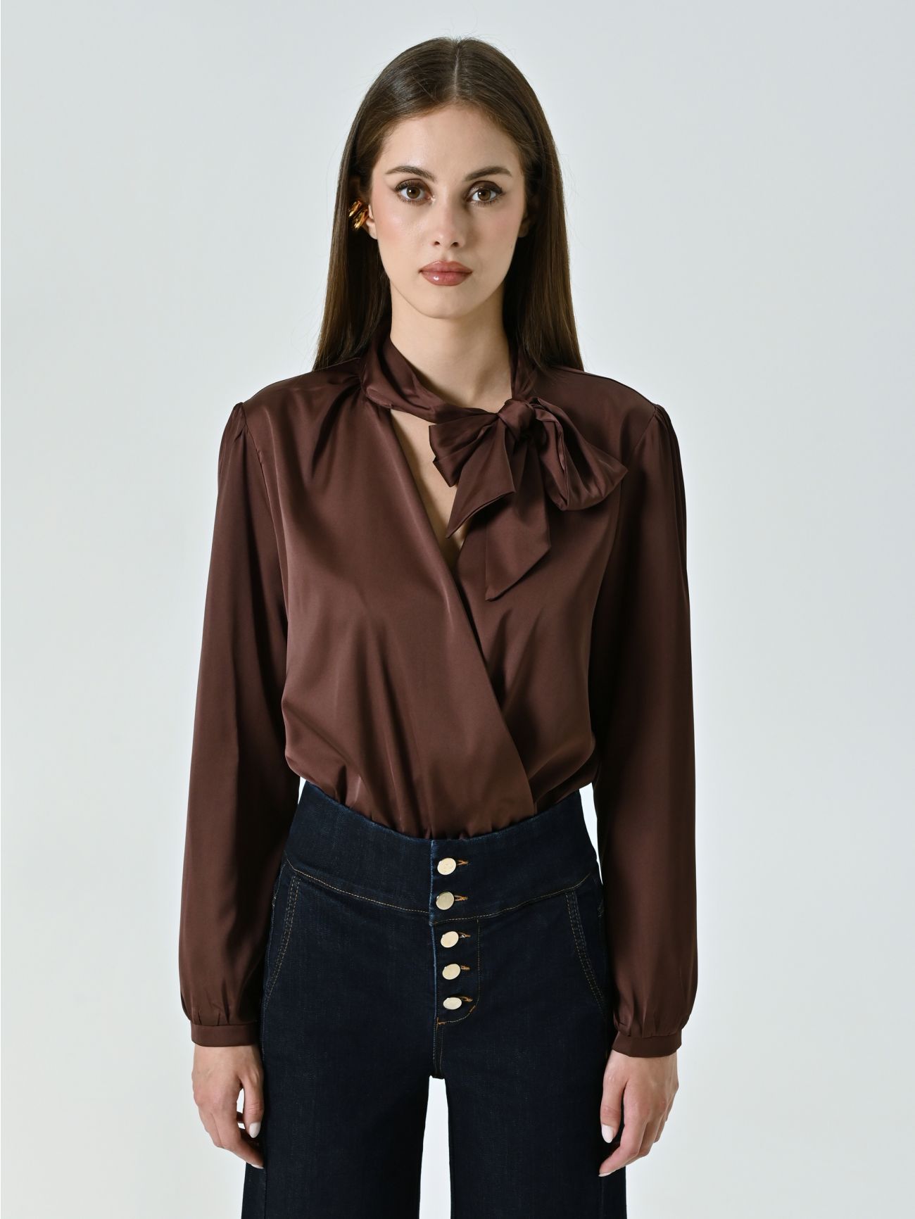 Body-Bluse mit Schleife in Schokoladenbraun 2 Rinascimento Body-Bluse mit Schleife in Schokoladenbraun det_2