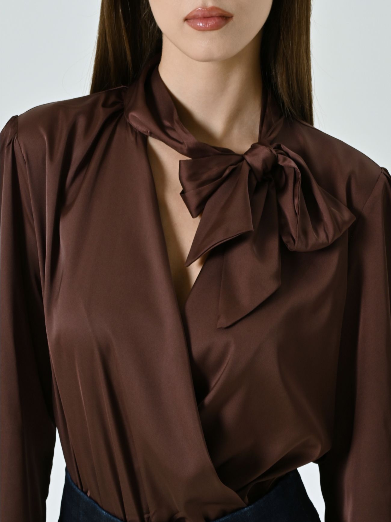 Body-Bluse mit Schleife in Schokoladenbraun 4 Rinascimento Body-Bluse mit Schleife in Schokoladenbraun in_i5