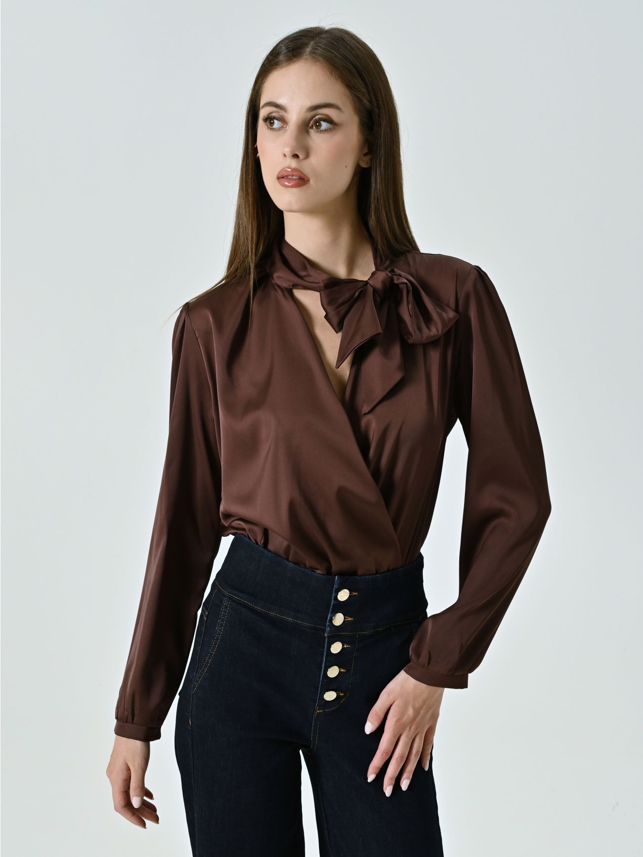 Body-Bluse mit Schleife in Schokoladenbraun 5 Rinascimento Body-Bluse mit Schleife in Schokoladenbraun in_i7