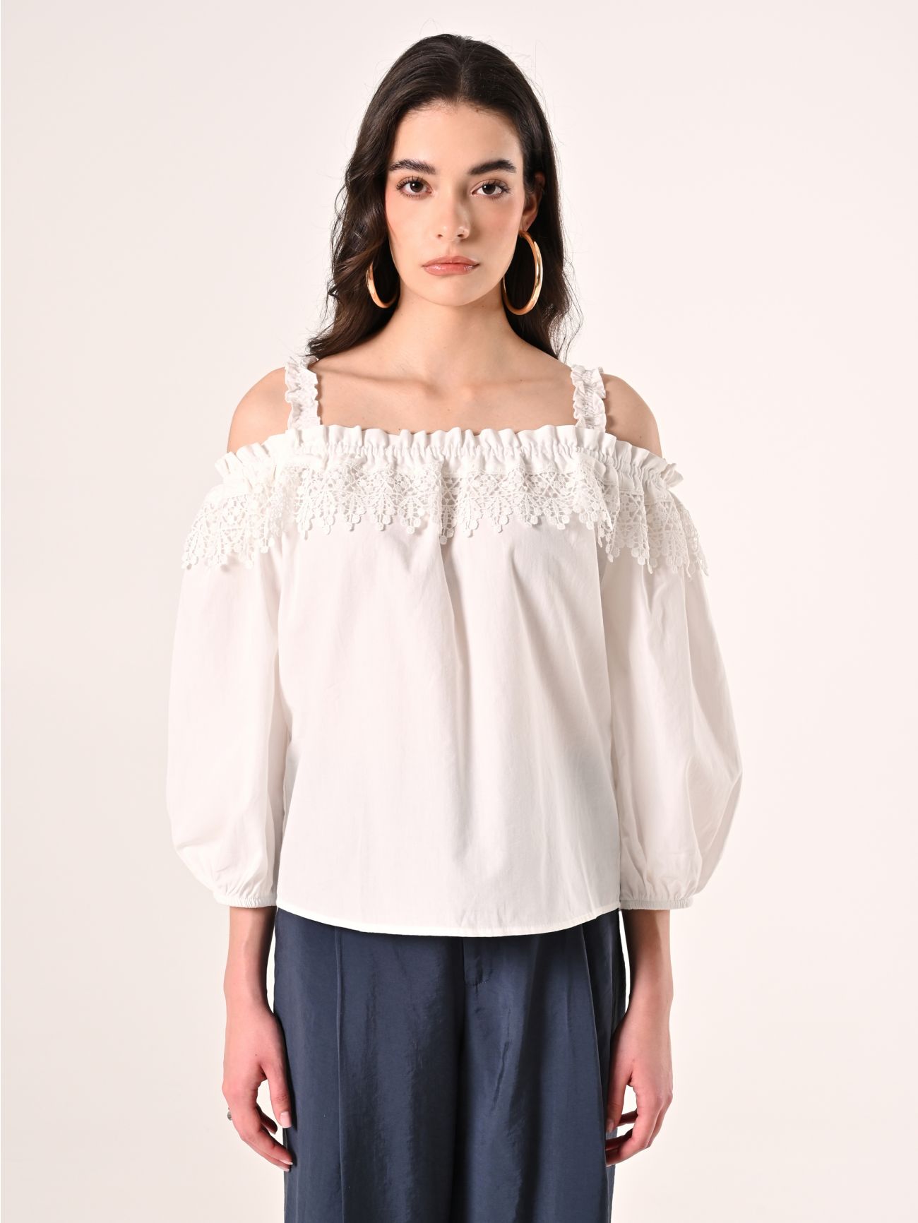 Weiße schulterfreie Bluse mit Spitzeneinsatz det_2