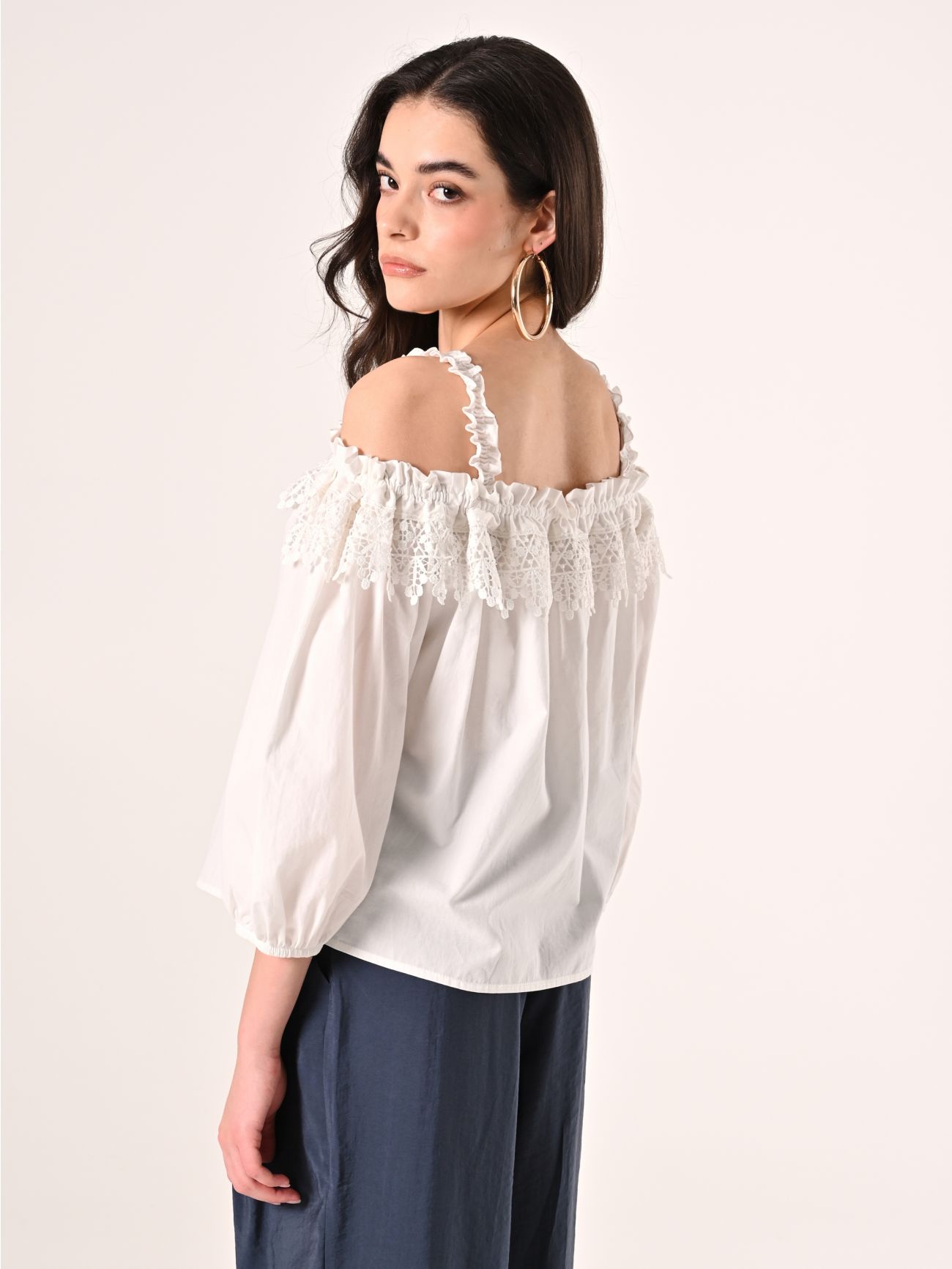 Weiße schulterfreie Bluse mit Spitzeneinsatz det_3