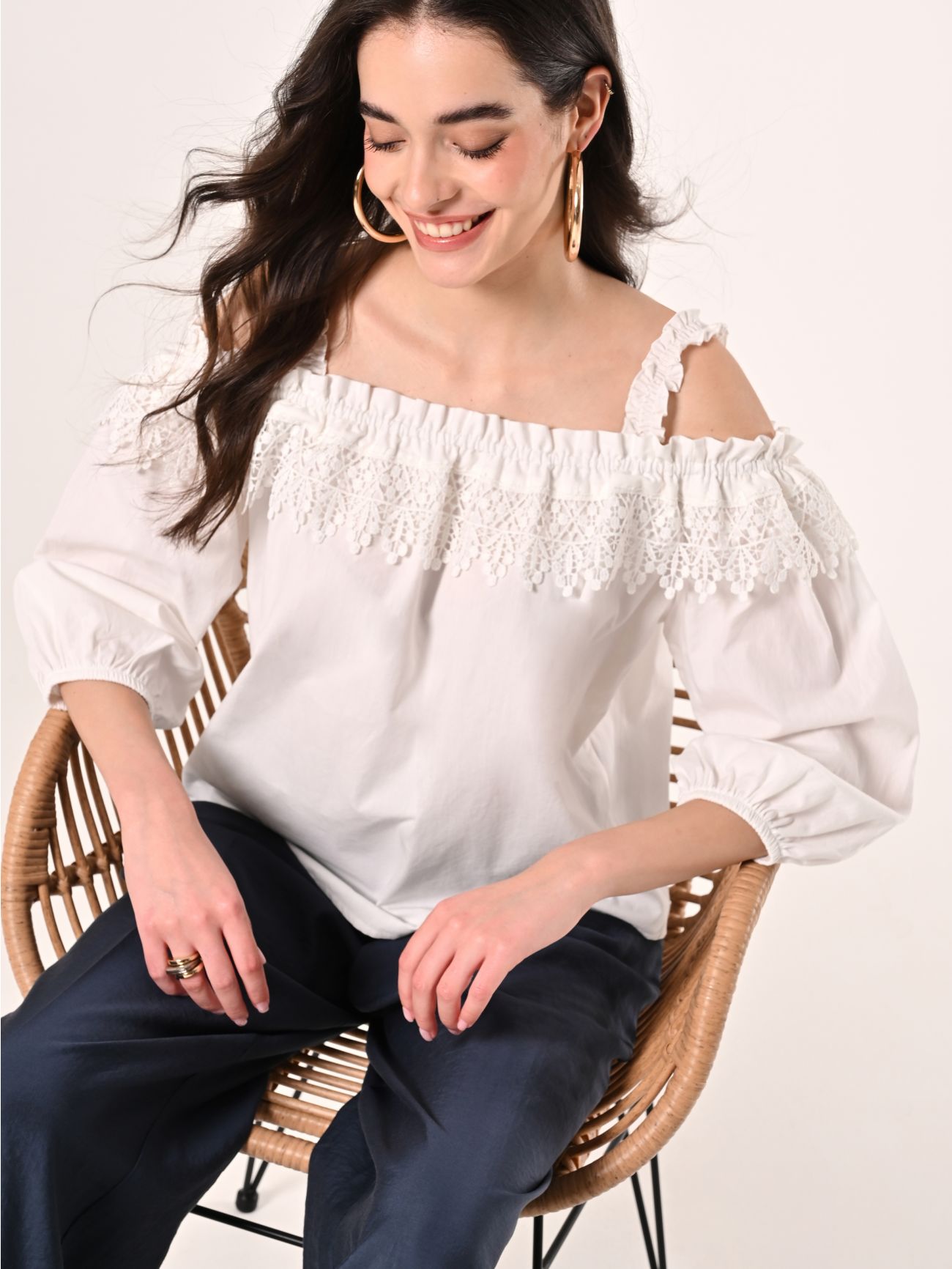 Weiße schulterfreie Bluse mit Spitzeneinsatz sp_e1