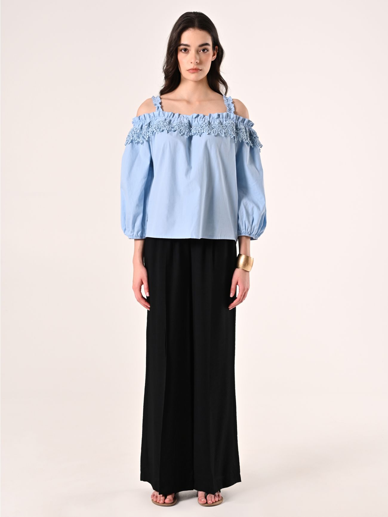 Hellblaue schulterfreie Bluse mit Spitzeneinsatz det_1