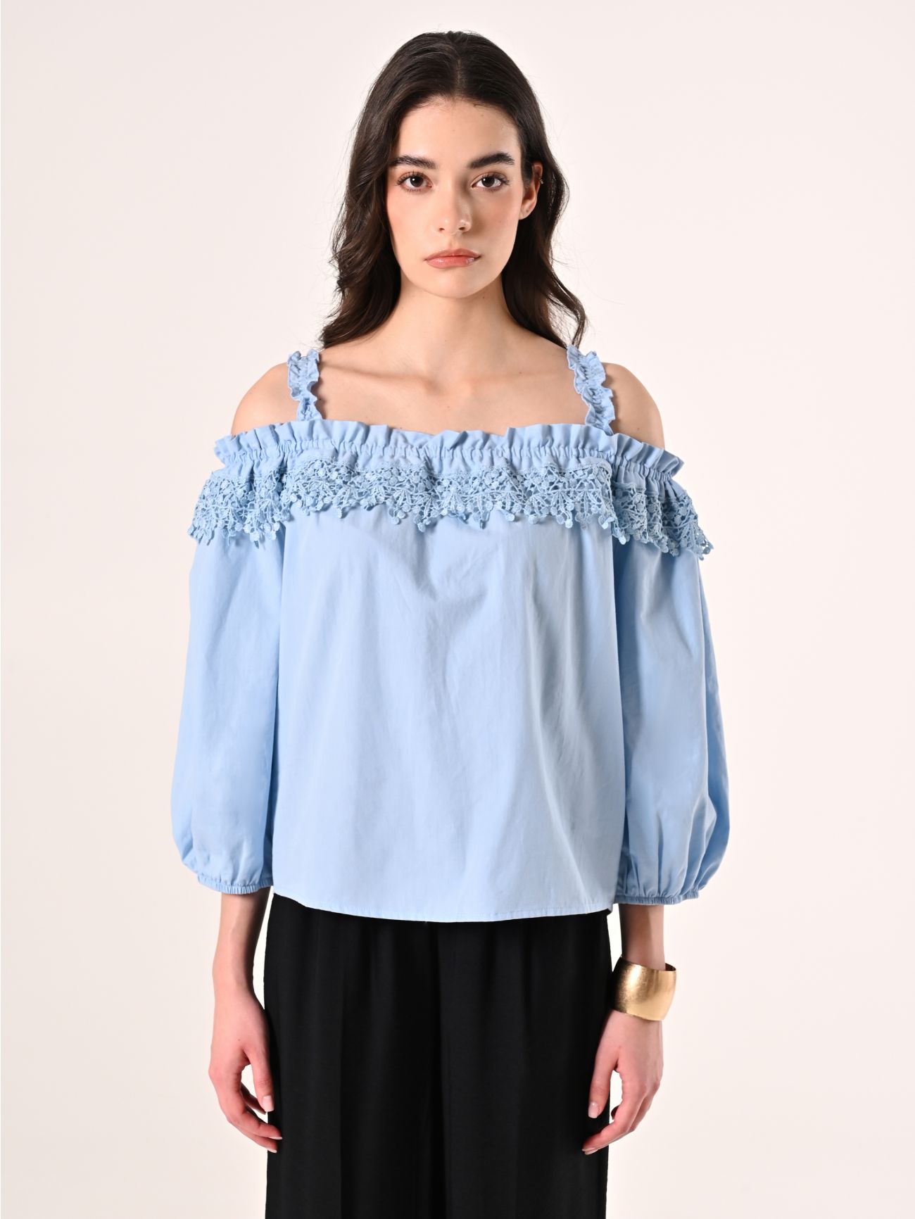 Hellblaue schulterfreie Bluse mit Spitzeneinsatz det_2