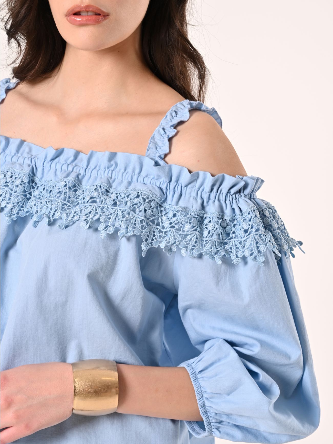Hellblaue schulterfreie Bluse mit Spitzeneinsatz in_i5