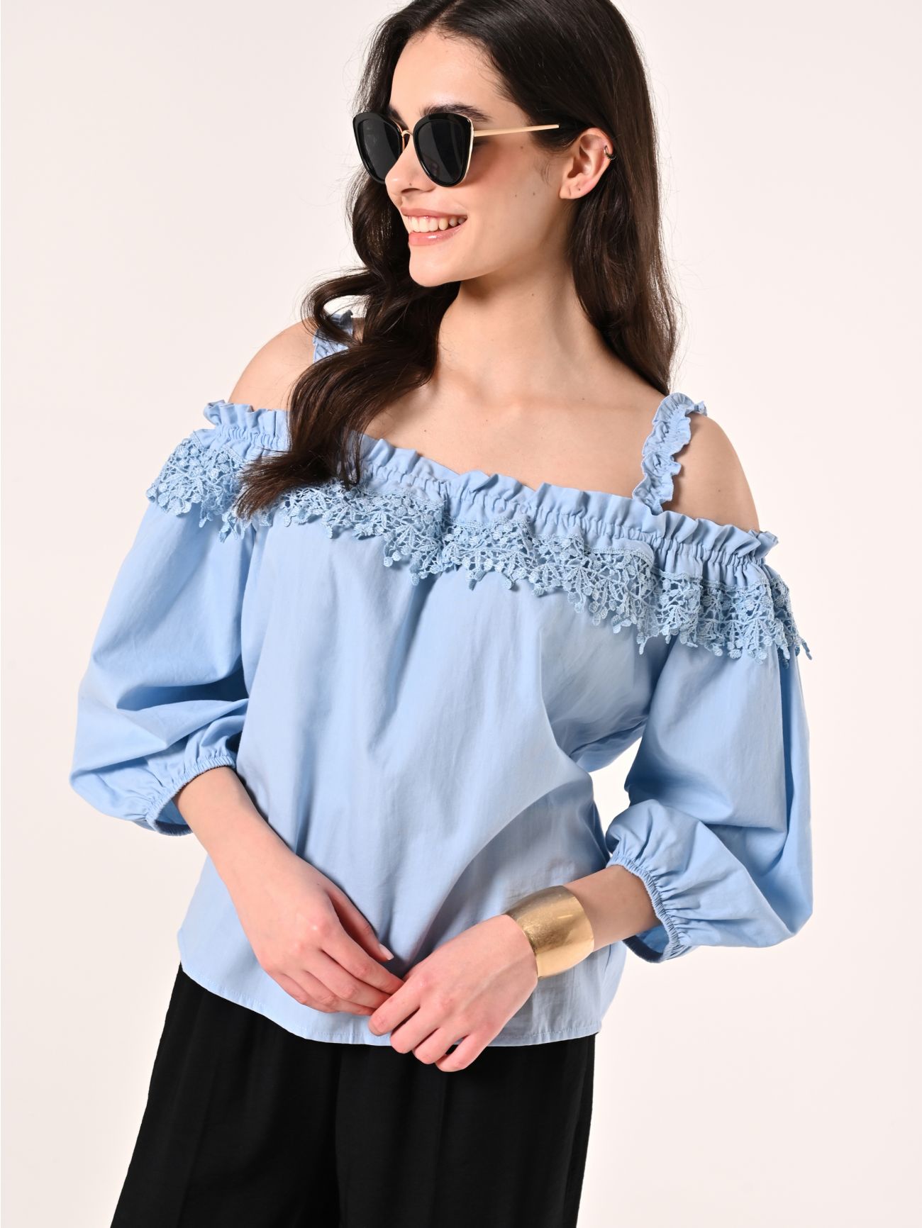 Hellblaue schulterfreie Bluse mit Spitzeneinsatz sp_e1