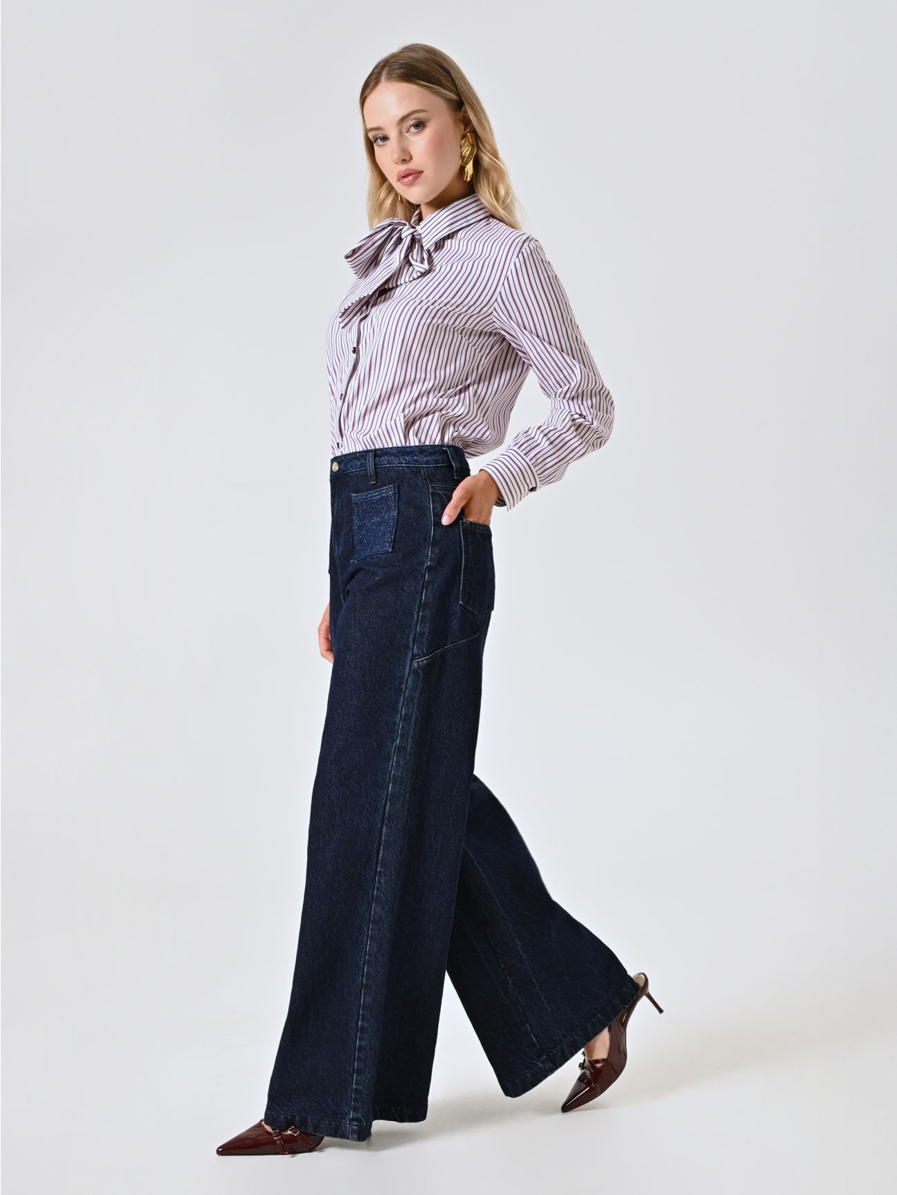 Jeans mit weitem Bein und Lurex-Details in_i7