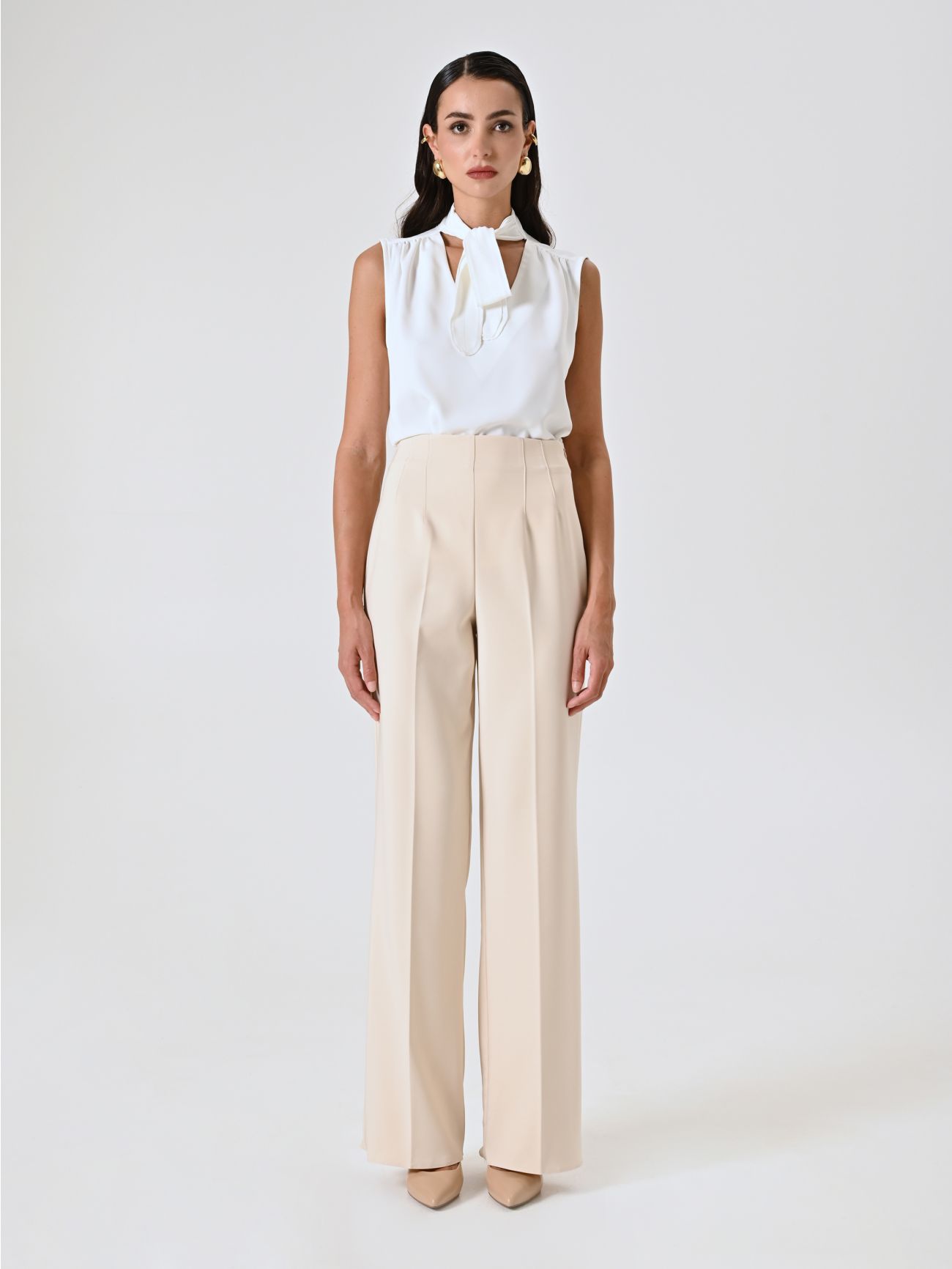 Ausgestellte Hose aus technischem Gewebe in dunklem Beige det_1
