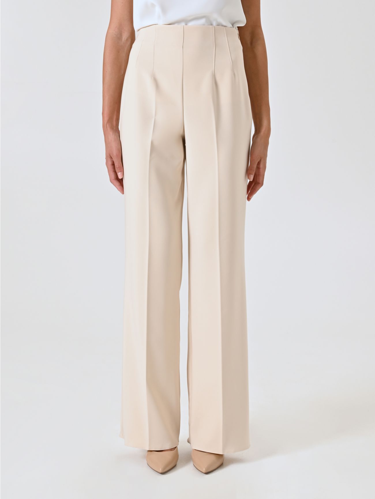 Ausgestellte Hose aus technischem Gewebe in dunklem Beige det_2