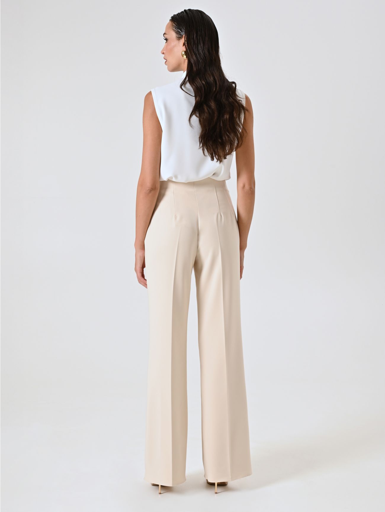 Ausgestellte Hose aus technischem Gewebe in dunklem Beige det_3