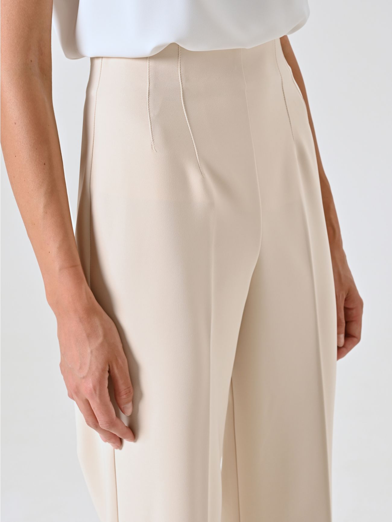 Ausgestellte Hose aus technischem Gewebe in dunklem Beige in_i5