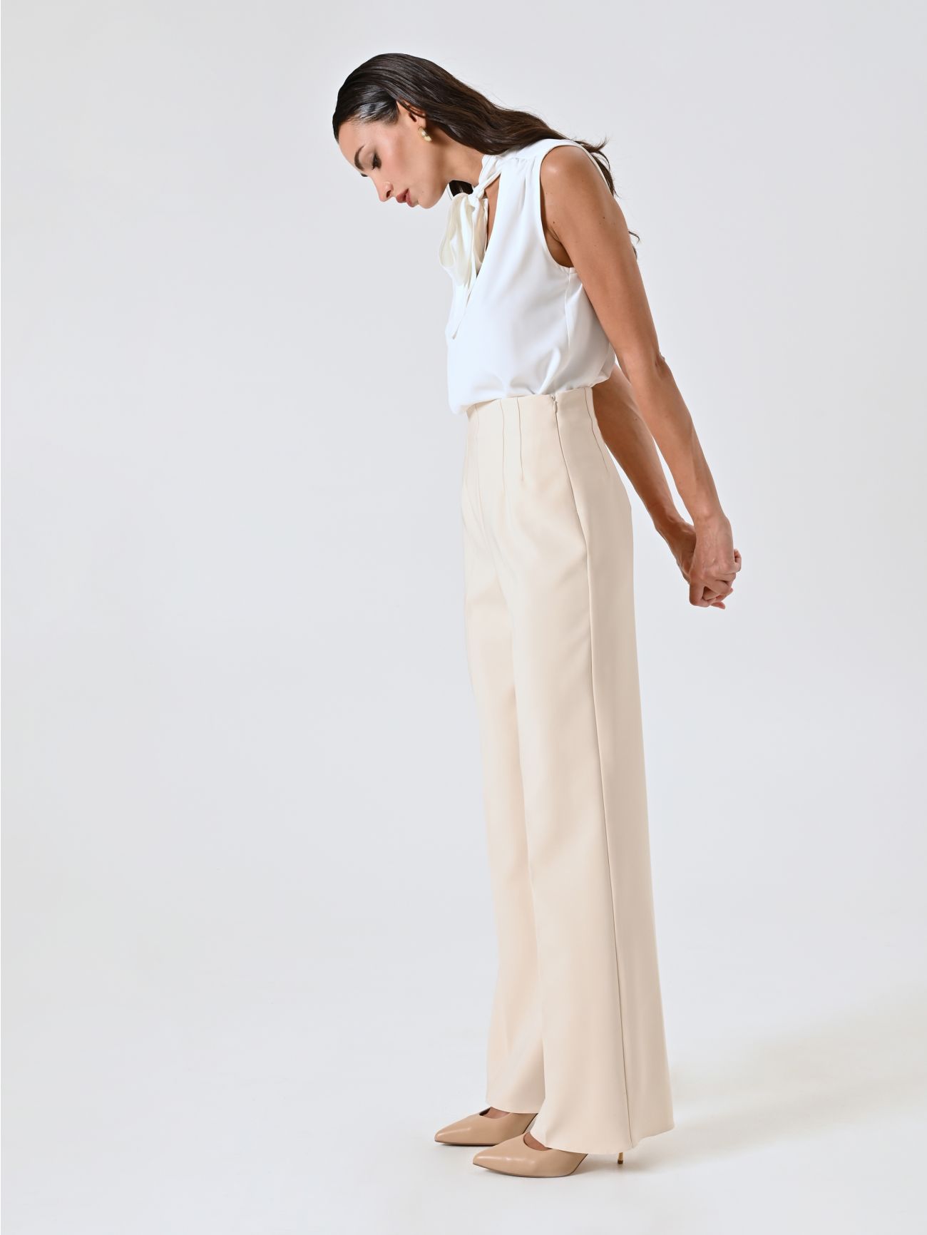 Ausgestellte Hose aus technischem Gewebe in dunklem Beige in_i7